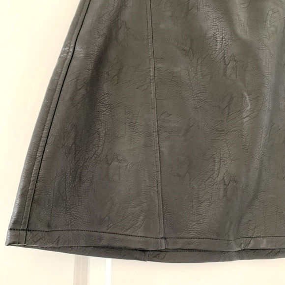 MOVING SALE | Women’s Zara Basics Black Vegan Leather Mini Skirt, Size XL - Picture 5 of 6